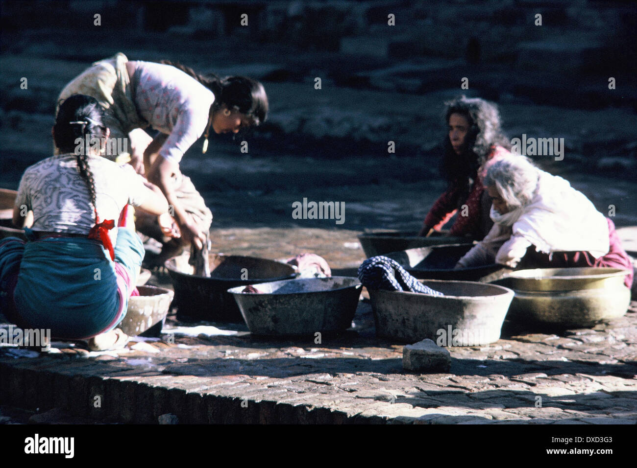 Donne che lavano i vestiti nel fiume, Nepal, 1969 Foto Stock