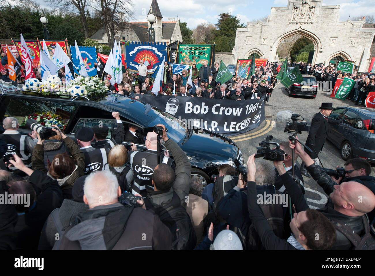 Città di Londra cimitero e crematorio, Londra, Regno Unito. Il 24 marzo 2014. Centinaia di persone hanno preso parte alla processione funebre del trasporto ferroviario e marittimo e il trasporto (RMT) unione leader Bob Crow. L'Unione europea segretario generale, che ha guidato la RMT dal 2002, è morto di un sospetto attacco di cuore, 52 anni, il 11 marzo. Credito: Lee Thomas/Alamy Live News Foto Stock