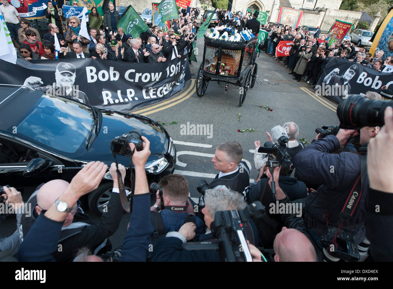 Città di Londra cimitero e crematorio, Londra, Regno Unito. Il 24 marzo 2014. Centinaia di persone hanno preso parte alla processione funebre del trasporto ferroviario e marittimo e il trasporto (RMT) unione leader Bob Crow. L'Unione europea segretario generale, che ha guidato la RMT dal 2002, è morto di un sospetto attacco di cuore, 52 anni, il 11 marzo. Credito: Lee Thomas/Alamy Live News Foto Stock