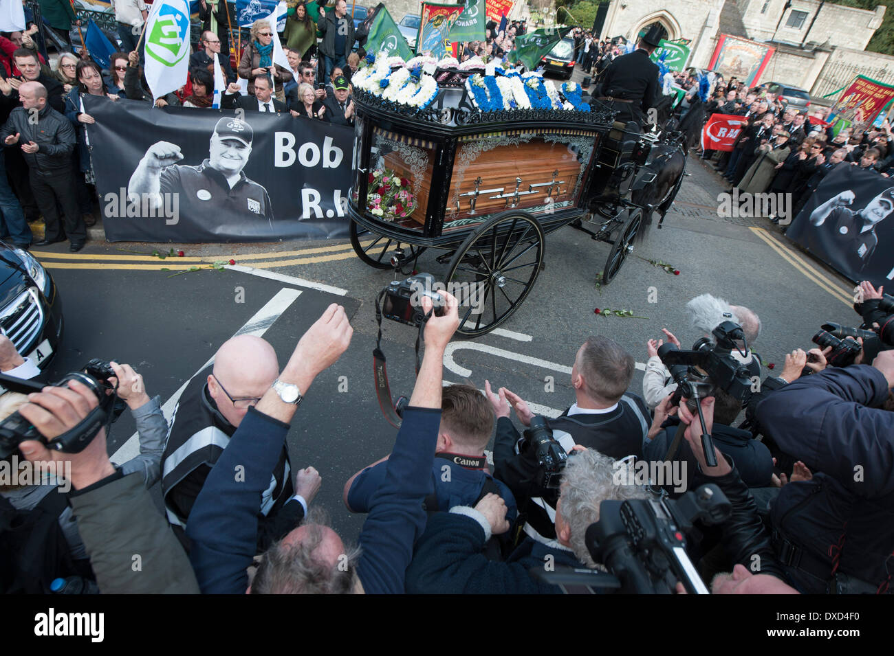 Città di Londra cimitero e crematorio, Londra, Regno Unito. Il 24 marzo 2014. Centinaia di persone hanno preso parte alla processione funebre del trasporto ferroviario e marittimo e il trasporto (RMT) unione leader Bob Crow. L'Unione europea segretario generale, che ha guidato la RMT dal 2002, è morto di un sospetto attacco di cuore, 52 anni, il 11 marzo. Credito: Lee Thomas/Alamy Live News Foto Stock