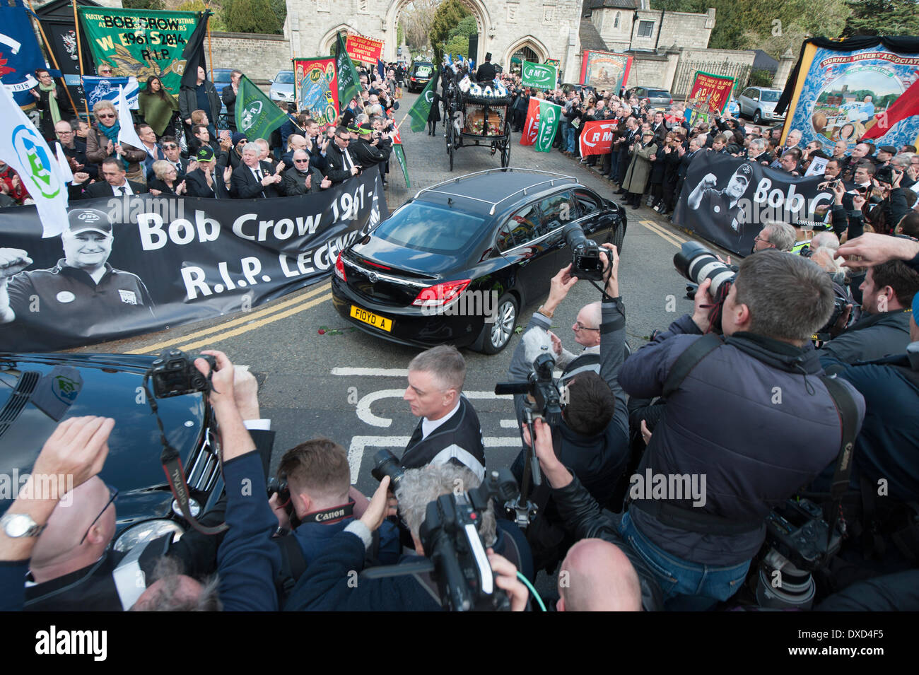 Città di Londra cimitero e crematorio, Londra, Regno Unito. Il 24 marzo 2014. Centinaia di persone hanno preso parte alla processione funebre del trasporto ferroviario e marittimo e il trasporto (RMT) unione leader Bob Crow. L'Unione europea segretario generale, che ha guidato la RMT dal 2002, è morto di un sospetto attacco di cuore, 52 anni, il 11 marzo. Credito: Lee Thomas/Alamy Live News Foto Stock