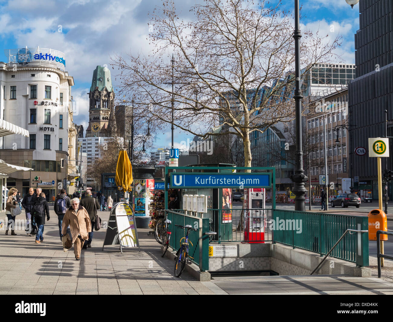 Berlino, Germania - Kurfurstendamm Street - una delle vie dello shopping più alla moda nel centro della città Foto Stock