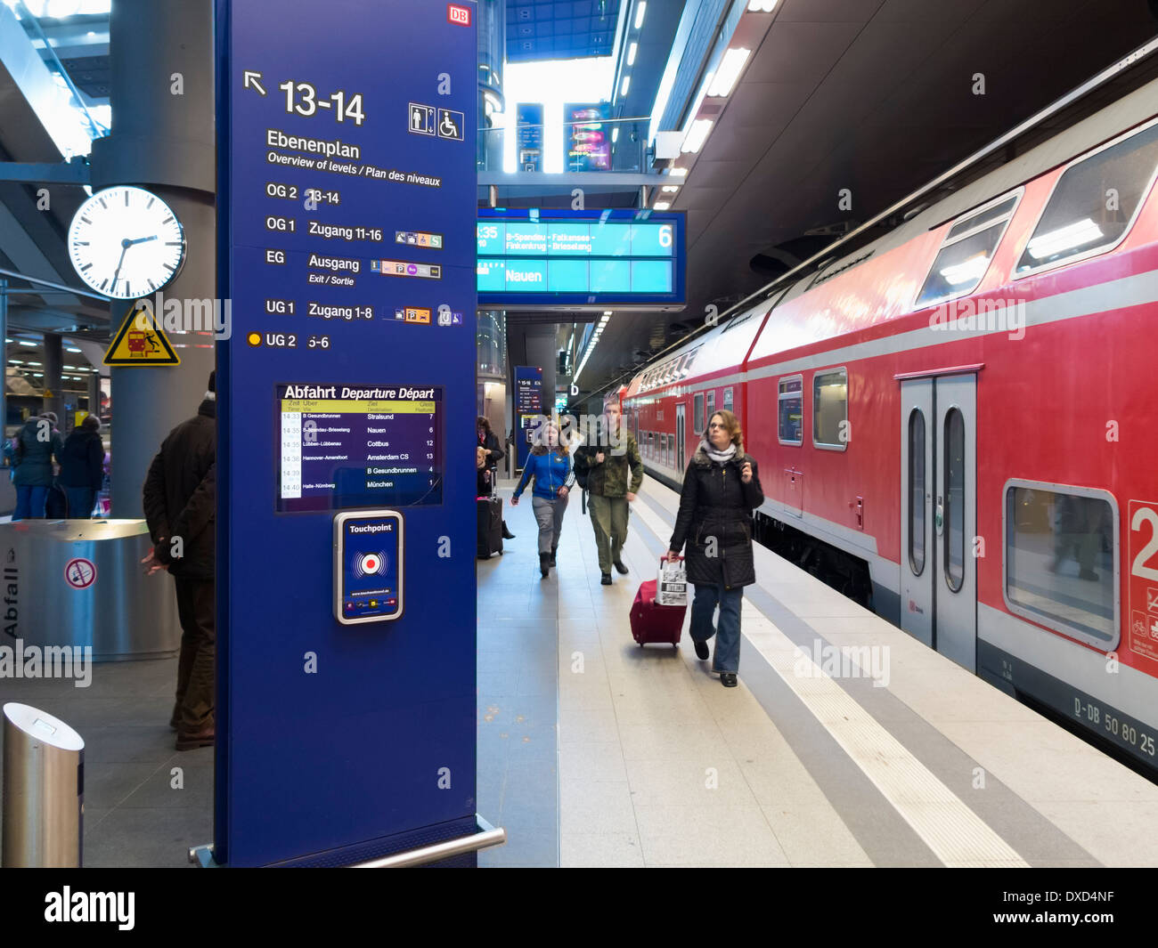 Nella stazione ferroviaria Hauptbahnhof, stazione ferroviaria di Berlino, Germania, Europa Foto Stock