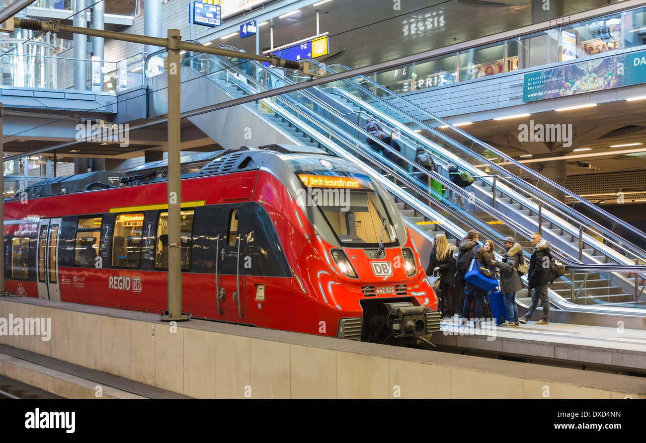 Nella stazione ferroviaria centrale di Berlino Hauptbahnhof, Germania, Europa Foto Stock