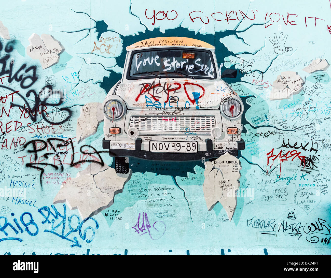 La East Side Gallery di Berlino, Germania, Europa - la famosa Trabant vettura murale sul muro di Berlino Foto Stock