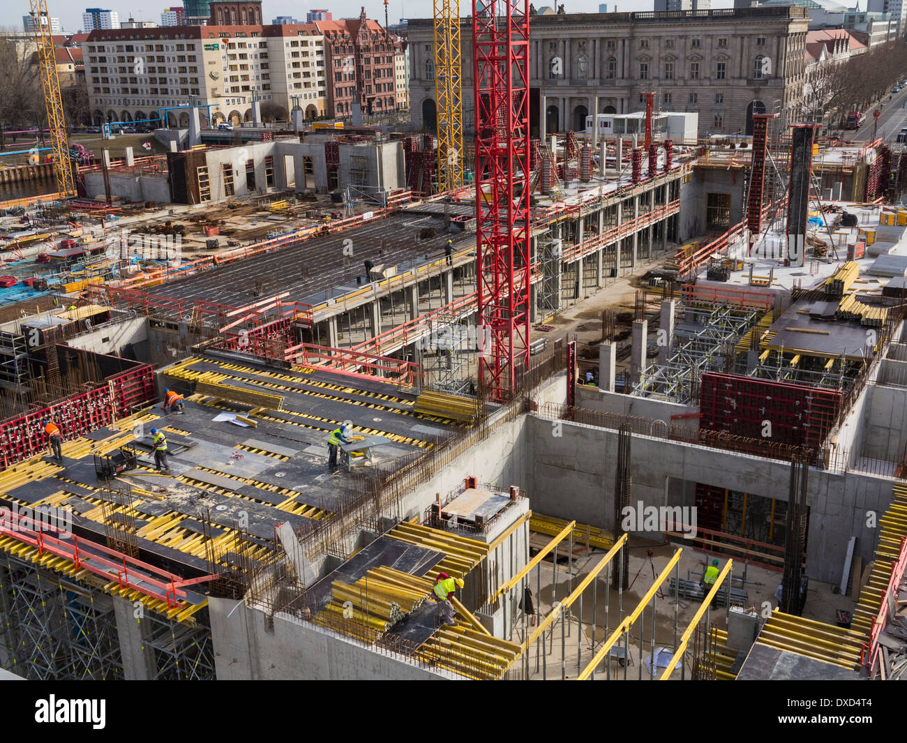 Vista su un sito di costruzione - su larga scala interna centro città urban sito in costruzione, la costruzione di un nuovo ufficio di blocchi in Europa Foto Stock
