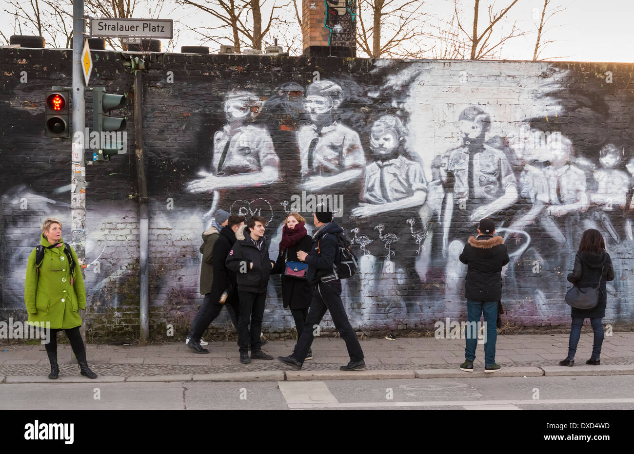 Il famoso Muro di Berlino East Side Gallery, mostra murales sui resti del muro di Berlino in Berlino, Germania, Europa Foto Stock