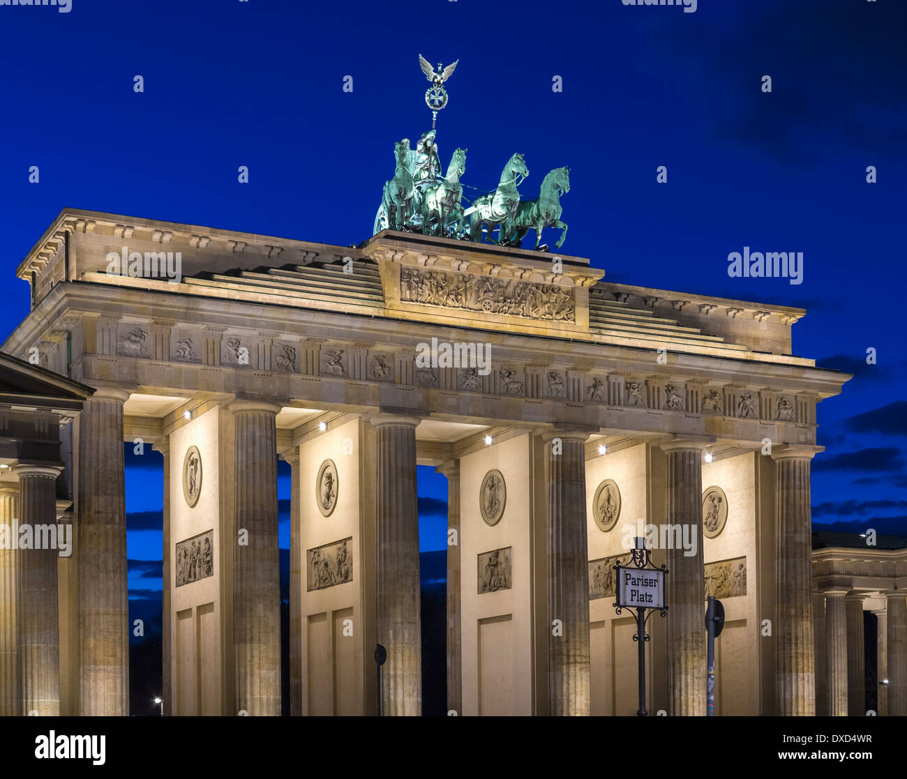 Vista della Porta di Brandeburgo, Berlino di notte Foto Stock
