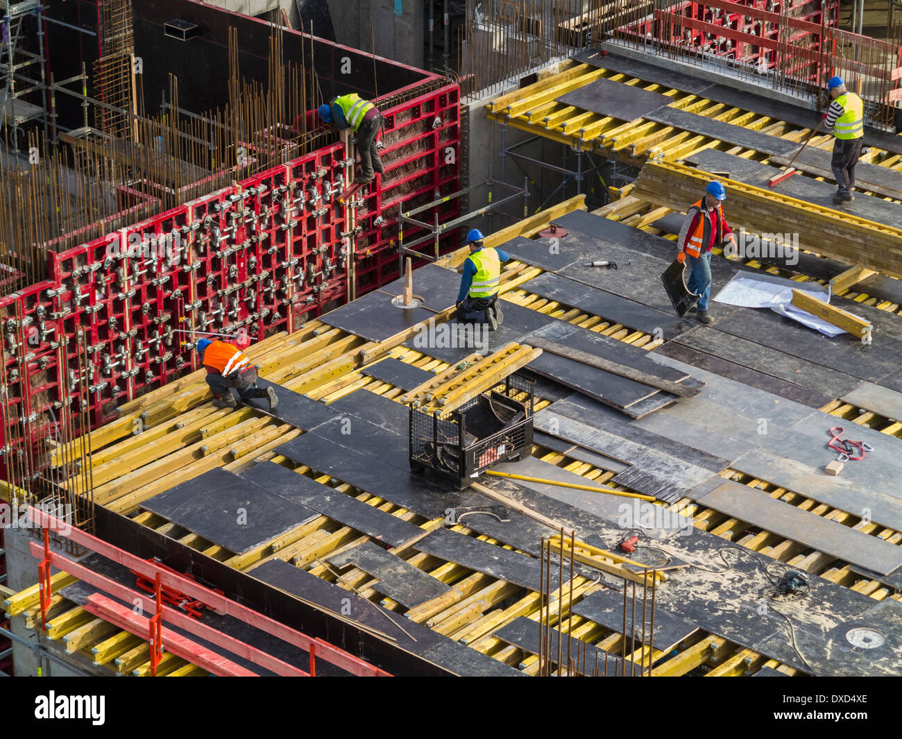 Sito in costruzione opera in un centro della città, la costruzione dei lavoratori Foto Stock