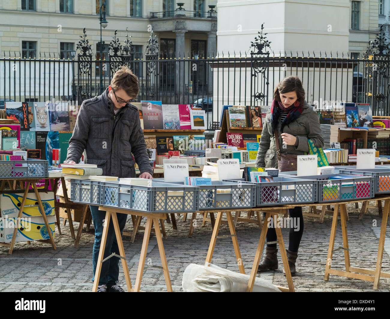 Esplorazione di persone a seconda mano prenota bancarelle in un mercato rionale di Berlino in Germania, Europa Foto Stock