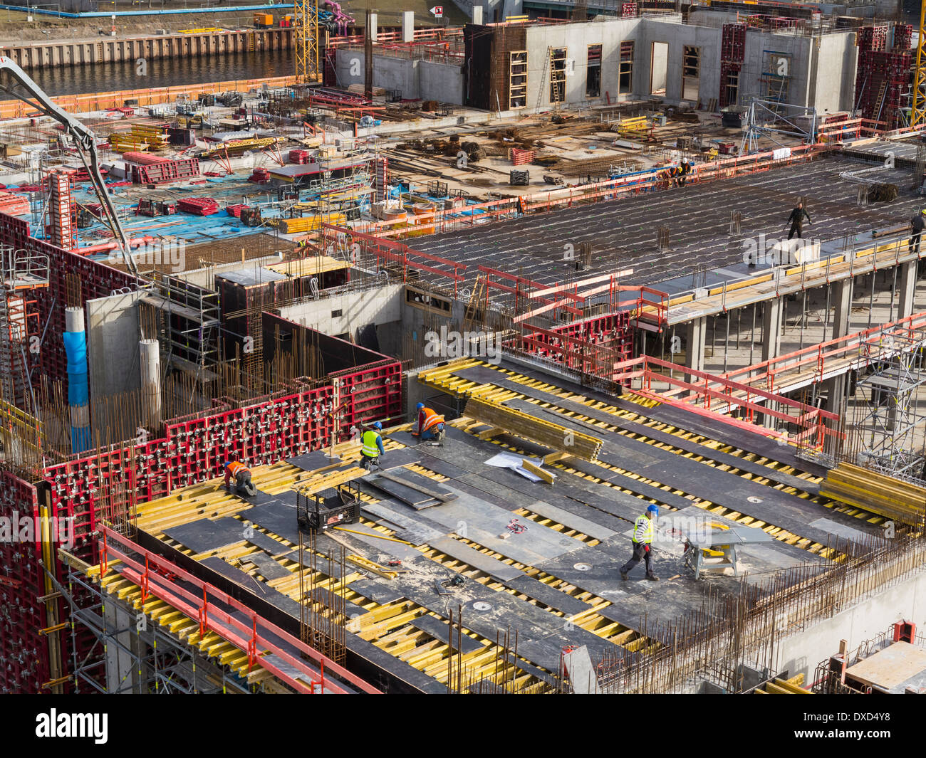 Sito in costruzione lavoro su edifici ad alta su un edificio sito nel centro città di Berlino, Germania, Europa Foto Stock