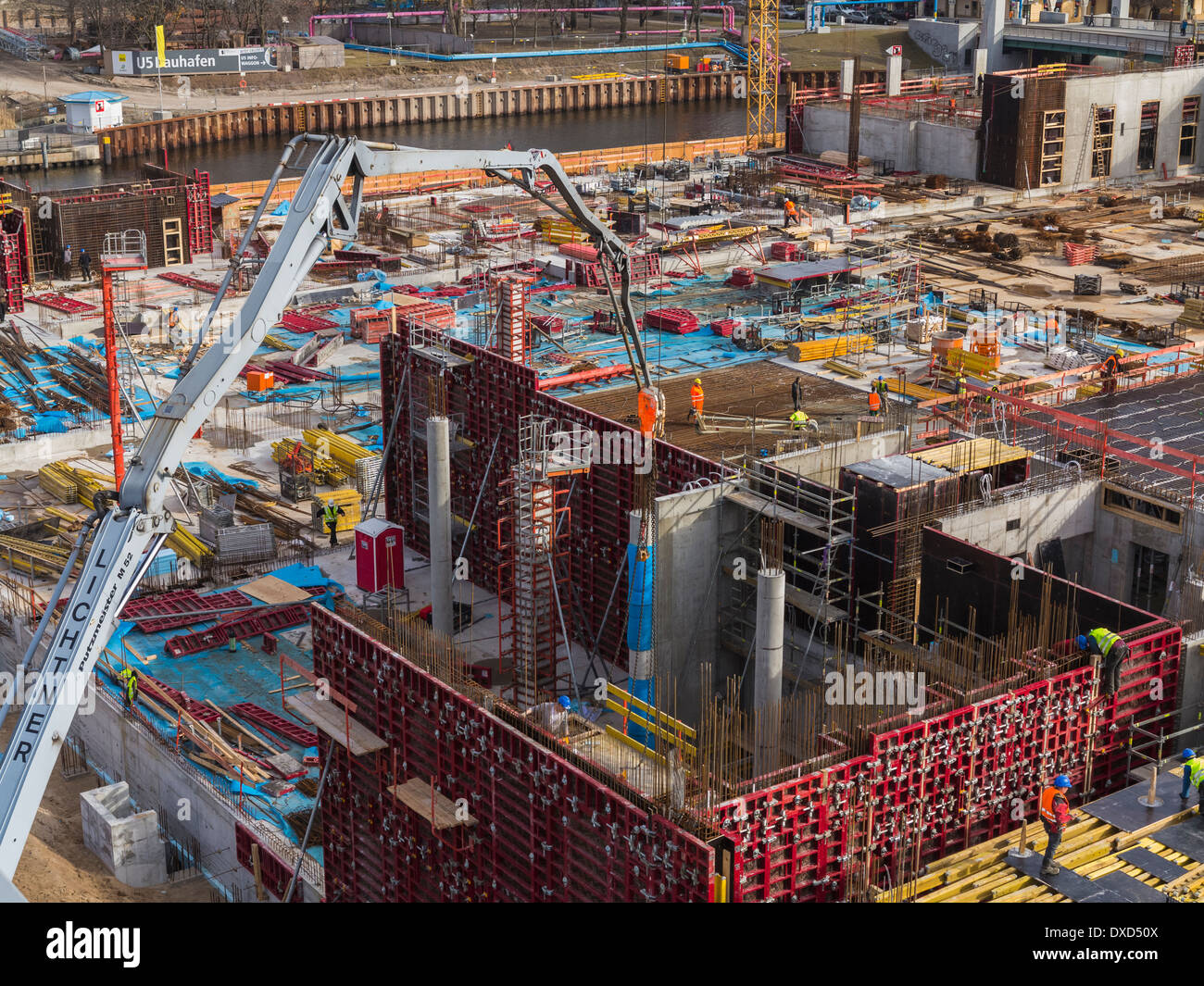 Sito in costruzione - sito di costruzione la costruzione di edifici ad alta in un centro della città Foto Stock