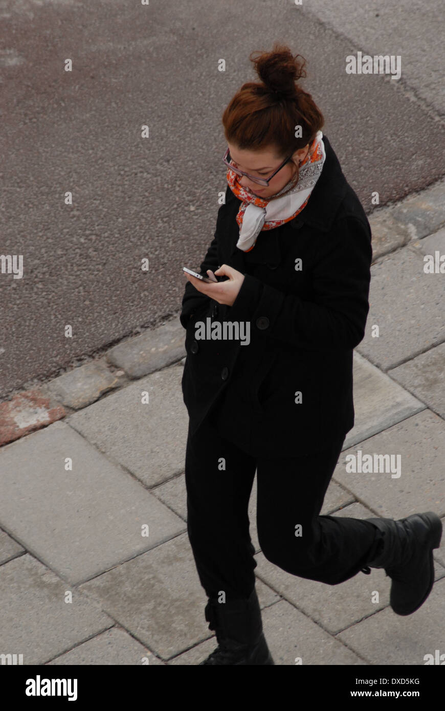La donna a piedi utilizzando il telefono cellulare. Foto Stock