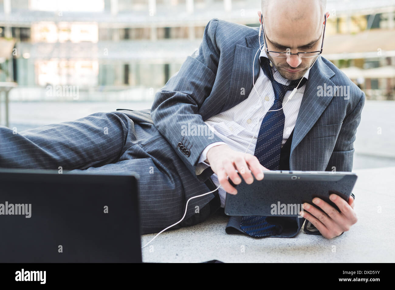 Elegante di successo imprenditore di moda utilizzando tablet nel quartiere degli affari Foto Stock