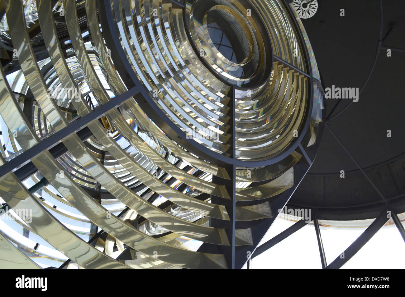 Lente di Fresnel sulla lampada presso la lucertola Lighthouse, Cornwall, Inghilterra. Foto Stock