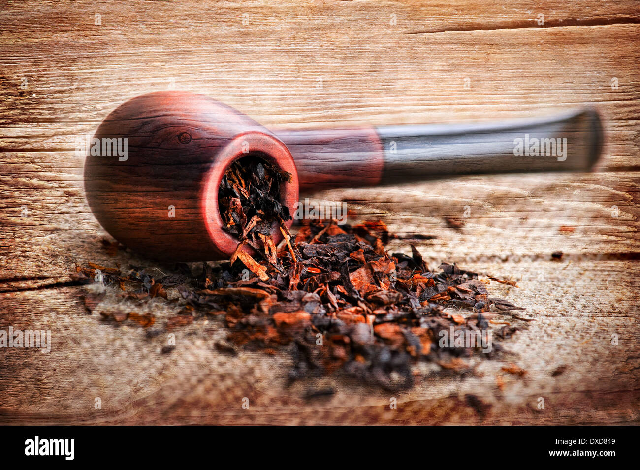 Tubo di fumo e tabacco sulla tela di lino sfondo Foto Stock