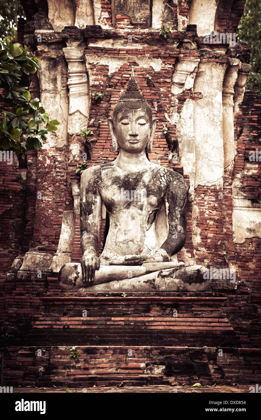 Asian arte religiosa. Antica scultura in pietra arenaria di Buddha a Wat Mahathat rovine. Ayutthaya, Thailandia Foto Stock