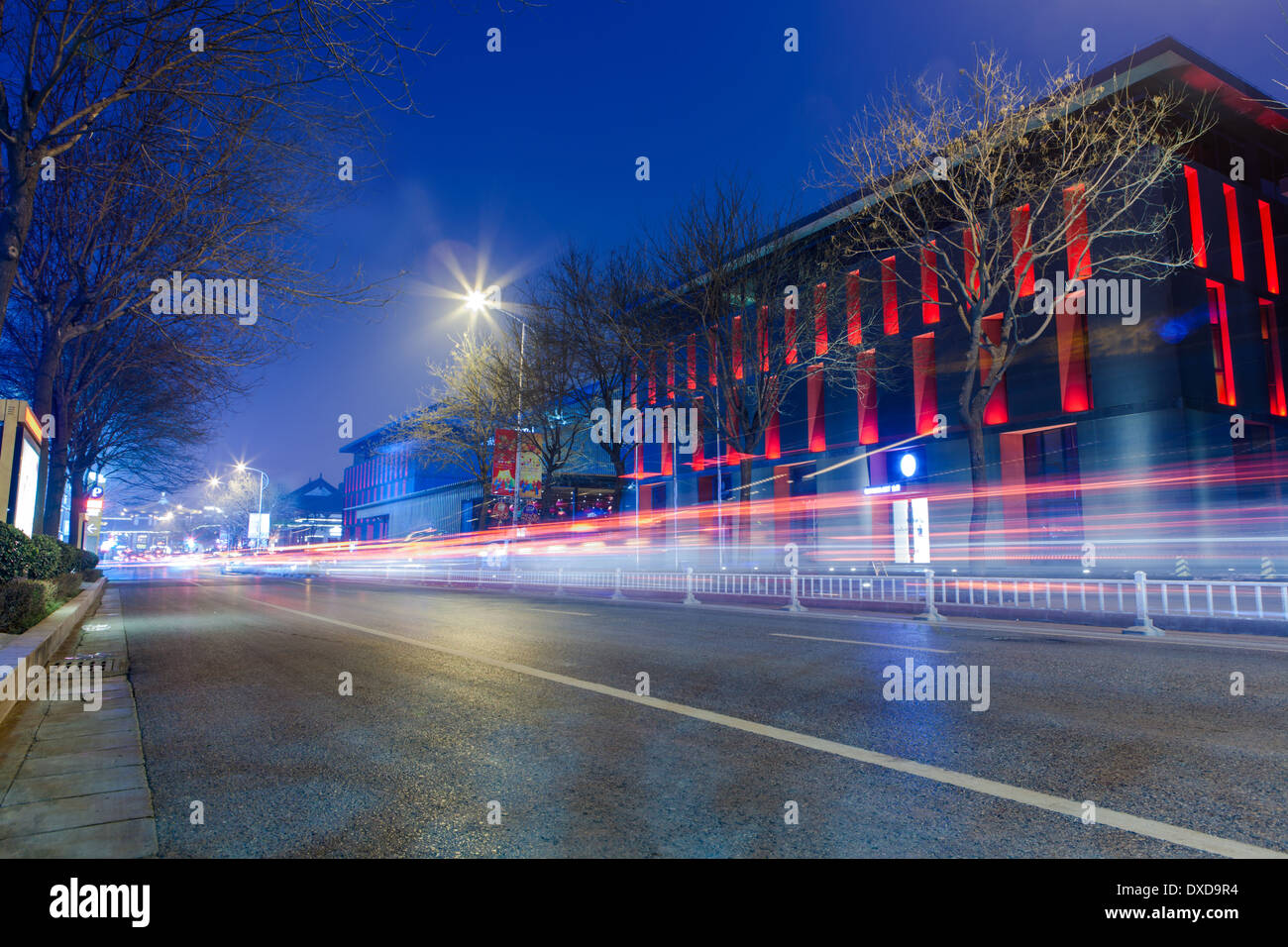 Edificio e strada urbana di notte Foto Stock
