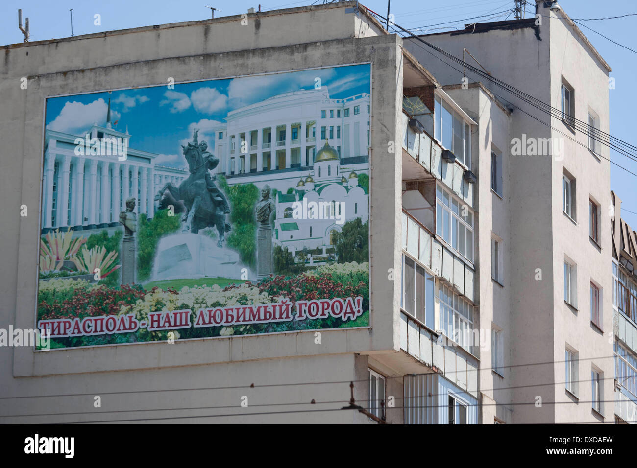 Drei Etagen großes Propagandaplakat un einer Hauswand verkuendet: Tiraspol - unsere geliebte Stadt - a tre piani di altezza poster di propaganda affermando che "Tiraspol - La nostra amata città' foto: Robert B. Fishman, ecomedia, 26.05.2011 Foto Stock