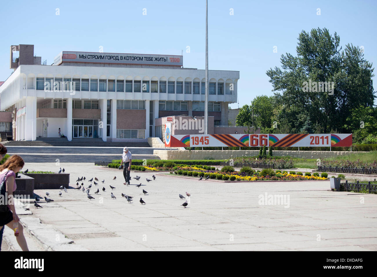 Propagandainschrift in Tiraspol, etwa "Wir errichten eine lebenswerte Stadt', darunter die Erinnerung an 66 Jahre Ende des 2. Weltkriegs /Propaganda iscritto: sth. come stiamo costruendo una vivace città", segno sul terreno ricordando la fine della II Guerra Mondiale 66 anni fa/foto: Robert B. Fishman, ecomedia, 26.05.2011 Foto Stock