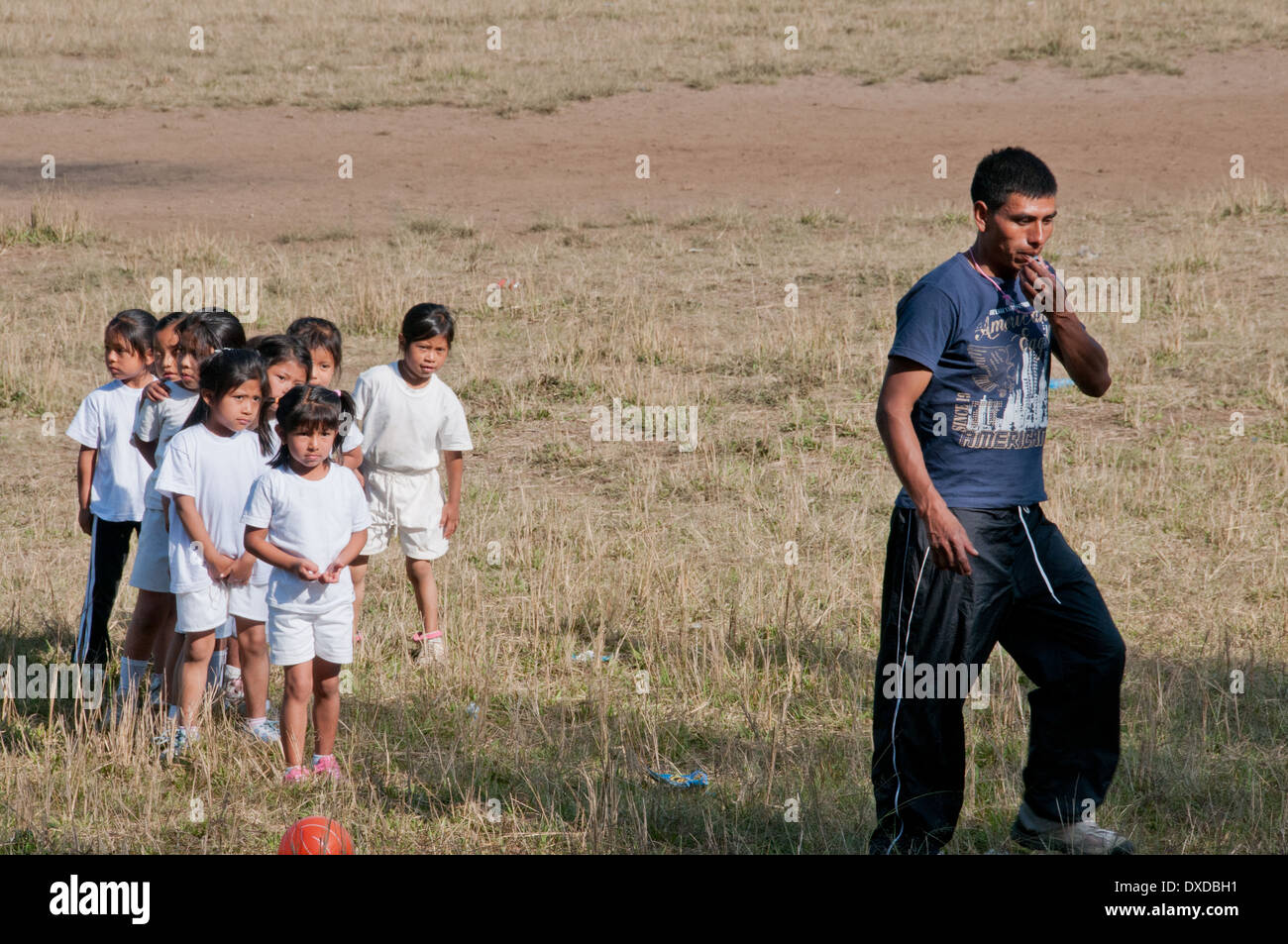 Studentesse in Guatemala che giocano a calcio Foto Stock