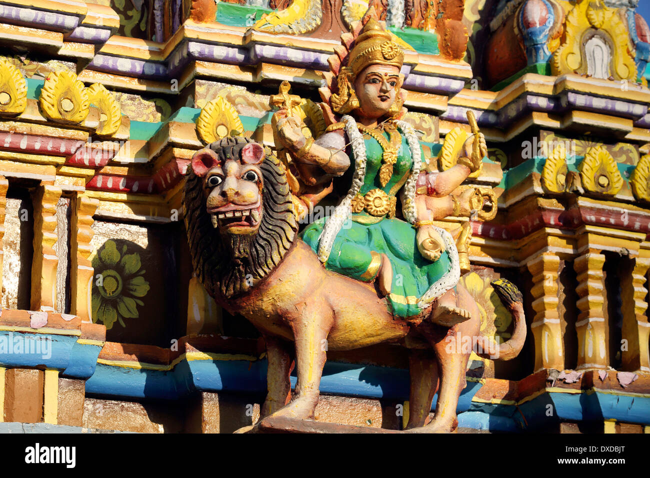 Lion figura su un tempio indù gopuram a Jaffna Foto Stock