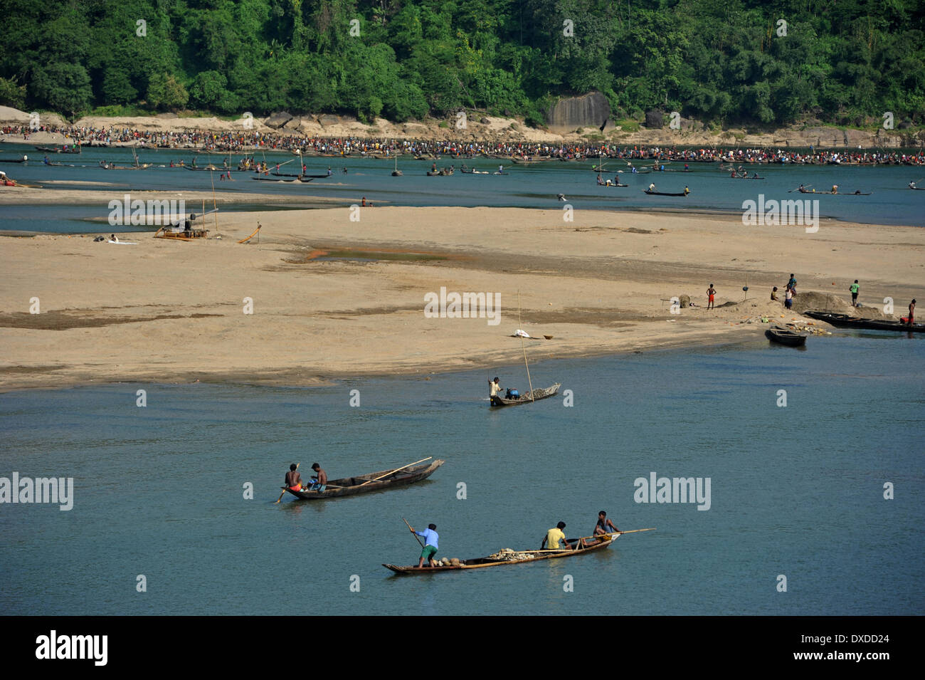 File: Jaflong, Bangladesh Jaflong è situato in Sylhet in Bangladesh. Il fiume Piyain è la principale fonte di pietre che è simbolo di bellezza naturale in Jaflong. Nel fiume Piyain più di un centinaio di piccola barca entreranno con operai per raccogliere pietre. Operai immettere il fiume con i secchi in mano. Ogni giorno più di 5 mila uomini, donne e bambini di pietra-operai vi lavorano.Gli operai che lavorano lì stanno rischiando di raccogliere pietre sotto l'acqua. Principalmente con i bambini come operai, vengono immersi in acqua fredda per raccogliere pietre, rischiando così la loro salute. Per questo motivo alcuni operai Foto Stock