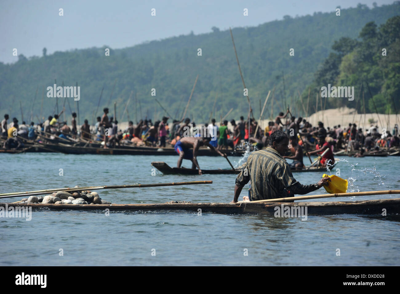 File: Jaflong, Bangladesh Jaflong è situato in Sylhet in Bangladesh. Il fiume Piyain è la principale fonte di pietre che è simbolo di bellezza naturale in Jaflong. Nel fiume Piyain più di un centinaio di piccola barca entreranno con operai per raccogliere pietre. Operai immettere il fiume con i secchi in mano. Ogni giorno più di 5 mila uomini, donne e bambini di pietra-operai vi lavorano.Gli operai che lavorano lì stanno rischiando di raccogliere pietre sotto l'acqua. Principalmente con i bambini come operai, vengono immersi in acqua fredda per raccogliere pietre, rischiando così la loro salute. Per questo motivo alcuni operai Foto Stock