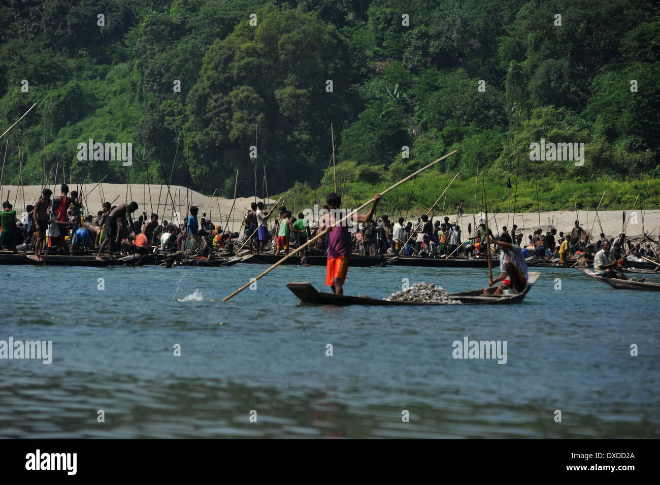 File: Jaflong, Bangladesh Jaflong è situato in Sylhet in Bangladesh. Il fiume Piyain è la principale fonte di pietre che è simbolo di bellezza naturale in Jaflong. Nel fiume Piyain più di un centinaio di piccola barca entreranno con operai per raccogliere pietre. Operai immettere il fiume con i secchi in mano. Ogni giorno più di 5 mila uomini, donne e bambini di pietra-operai vi lavorano.Gli operai che lavorano lì stanno rischiando di raccogliere pietre sotto l'acqua. Principalmente con i bambini come operai, vengono immersi in acqua fredda per raccogliere pietre, rischiando così la loro salute. Per questo motivo alcuni operai Foto Stock