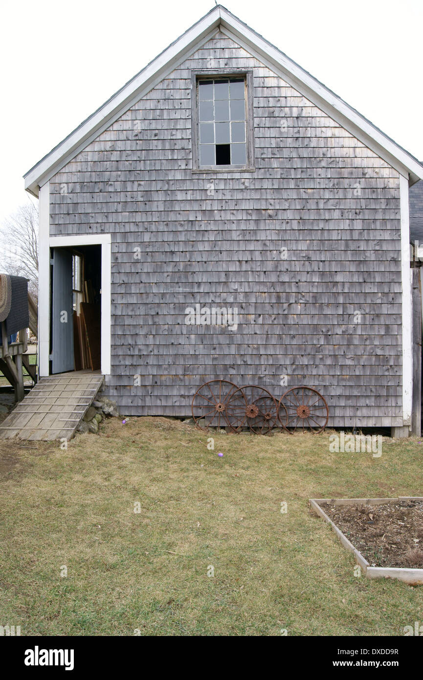 A tutta lunghezza vista del XIX secolo weathered fienile al Curran Homestead, Orrington, Maine. Foto Stock