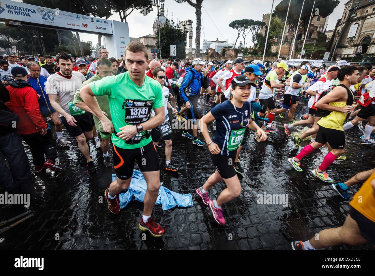 Roma, Italia. 23 Mar, 2014. Gli atleti prendere l'inizio del XX edizione della Maratona di Roma. La Maratona di Roma (42.195 km), un IAAF Gold Label Road Race evento, è una maratona annuale che i corsi attraverso le strade più belle e i luoghi più emblematici della città eterna. 19.061 atleti provenienti da 122 paesi hanno partecipato alla ventesima edizione © Giuseppe Ciccia/NurPhoto/ZUMAPRESS.com/Alamy Live News Foto Stock