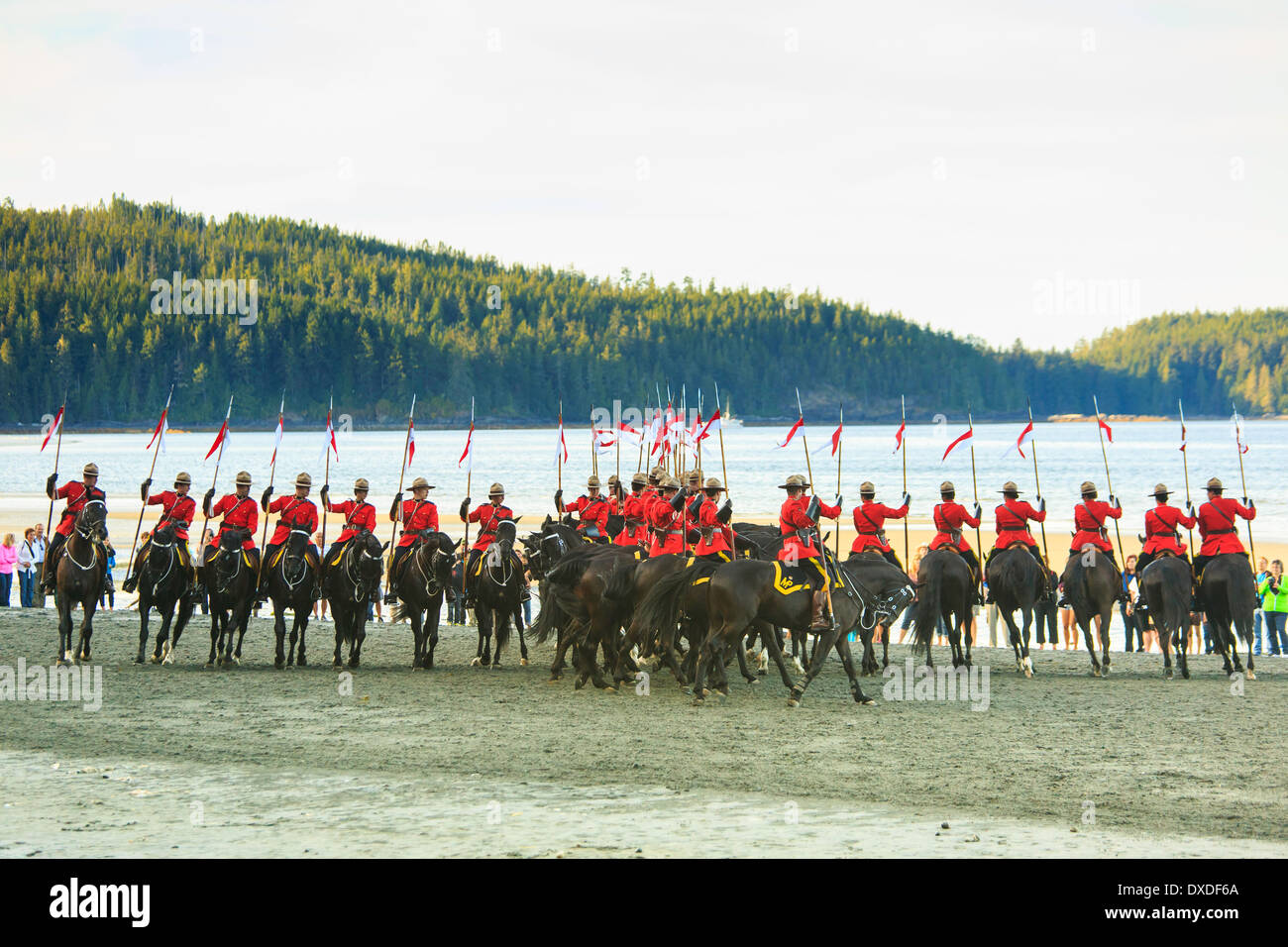 Royal Canadian polizia montata musical ride eseguita sulla spiaggia di Port Hardy, British Columbia. Foto Stock