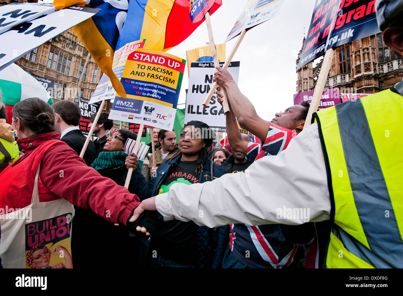 Sulle NAZIONI UNITE Anti-Racism giorno migliaia marzo a Londra per la giornata europea di azione contro il razzismo e la colpevolizzazione degli immigrati. Foto Stock