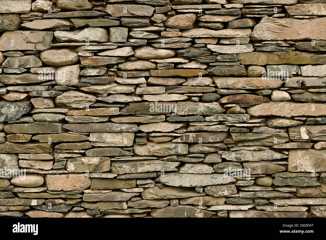 Muro di pietra naturale realizzato a mano da un esperto muratore, grande sfondo per i costruttori. Foto Stock