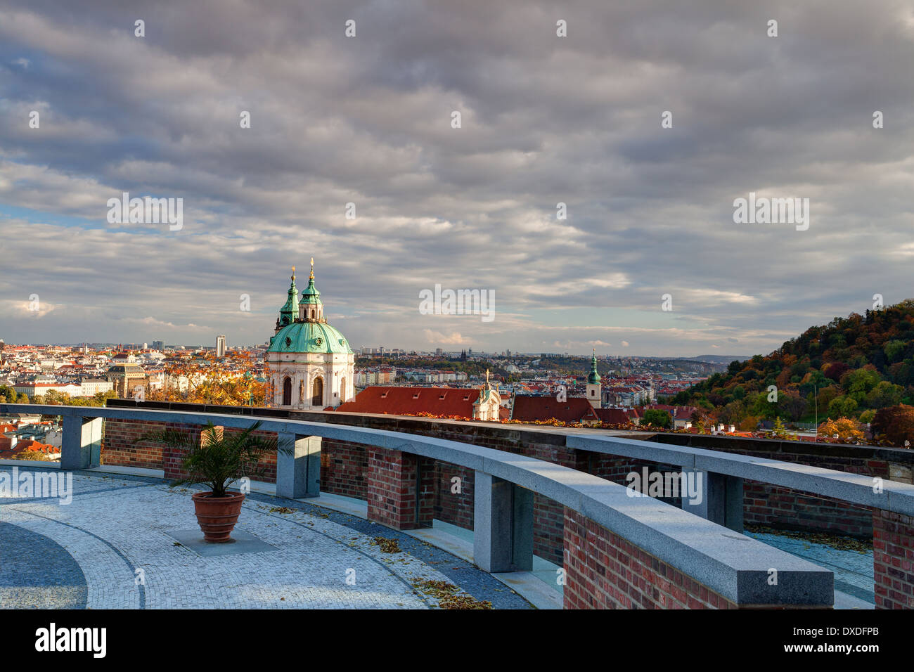 Vista dal giardino del Paradiso vicino al Castello di Praga nella Repubblica Ceca Foto Stock