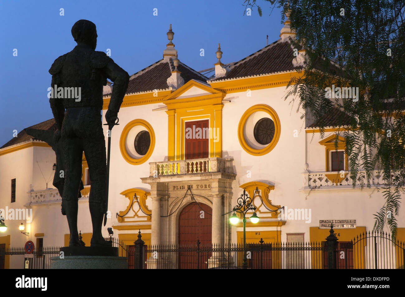 La maestranza bullring e statua del torero pepe Luis Vazquez, Siviglia, regione dell'Andalusia, Spagna, Europa Foto Stock