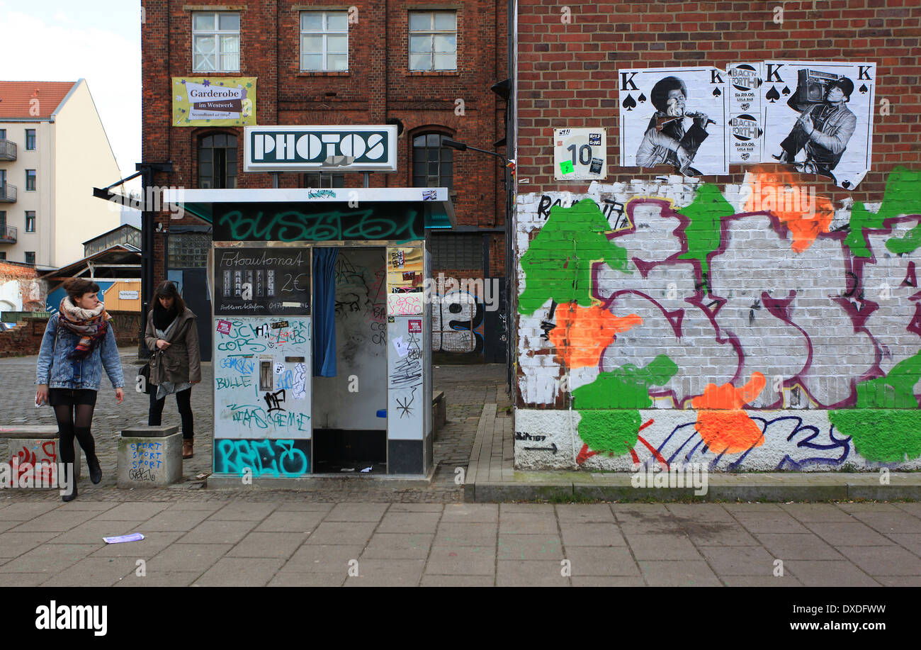 I giovani di andare al Photo Booth nella parte anteriore del Westwerk: una vecchia fabbrica di cui è ora utilizzato come studio comunitario. Leipzig Foto Stock
