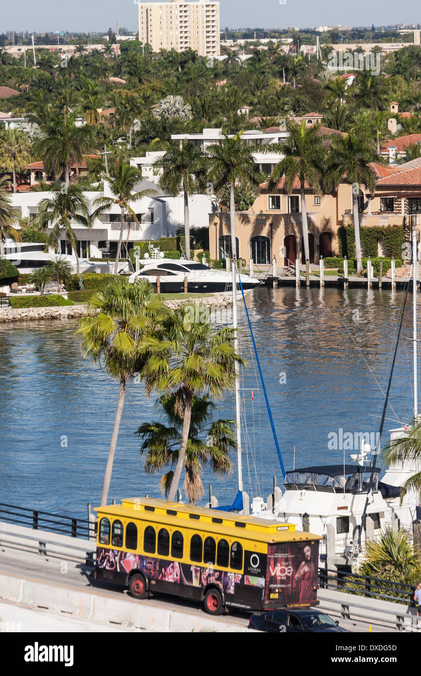 Sun Carrello attraversando Intracoastal Waterway su Las Olas Boulevard Bridge, Fort Lauderdale, FL, Stati Uniti d'America Foto Stock
