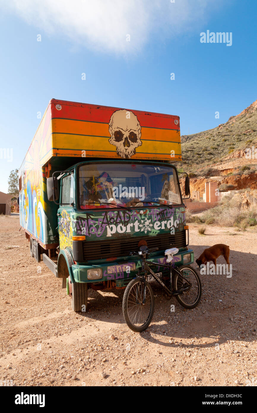 Un autocarro dipinte in colori psichedelici tipici del lifestyle hippie, Spagna, Europa Foto Stock