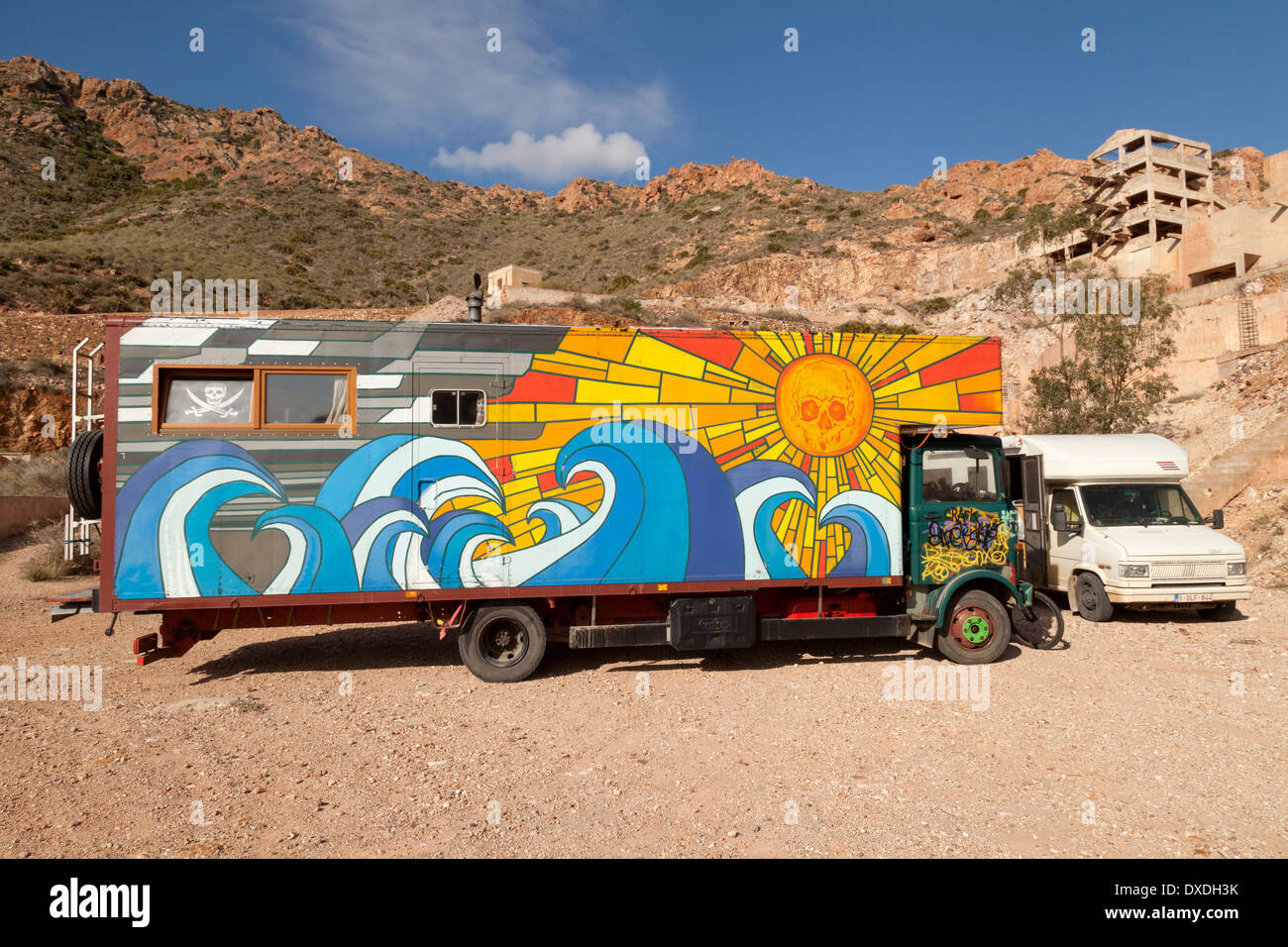 Un autocarro dipinte in colori psichedelici tipici del lifestyle hippie, Spagna, Europa Foto Stock
