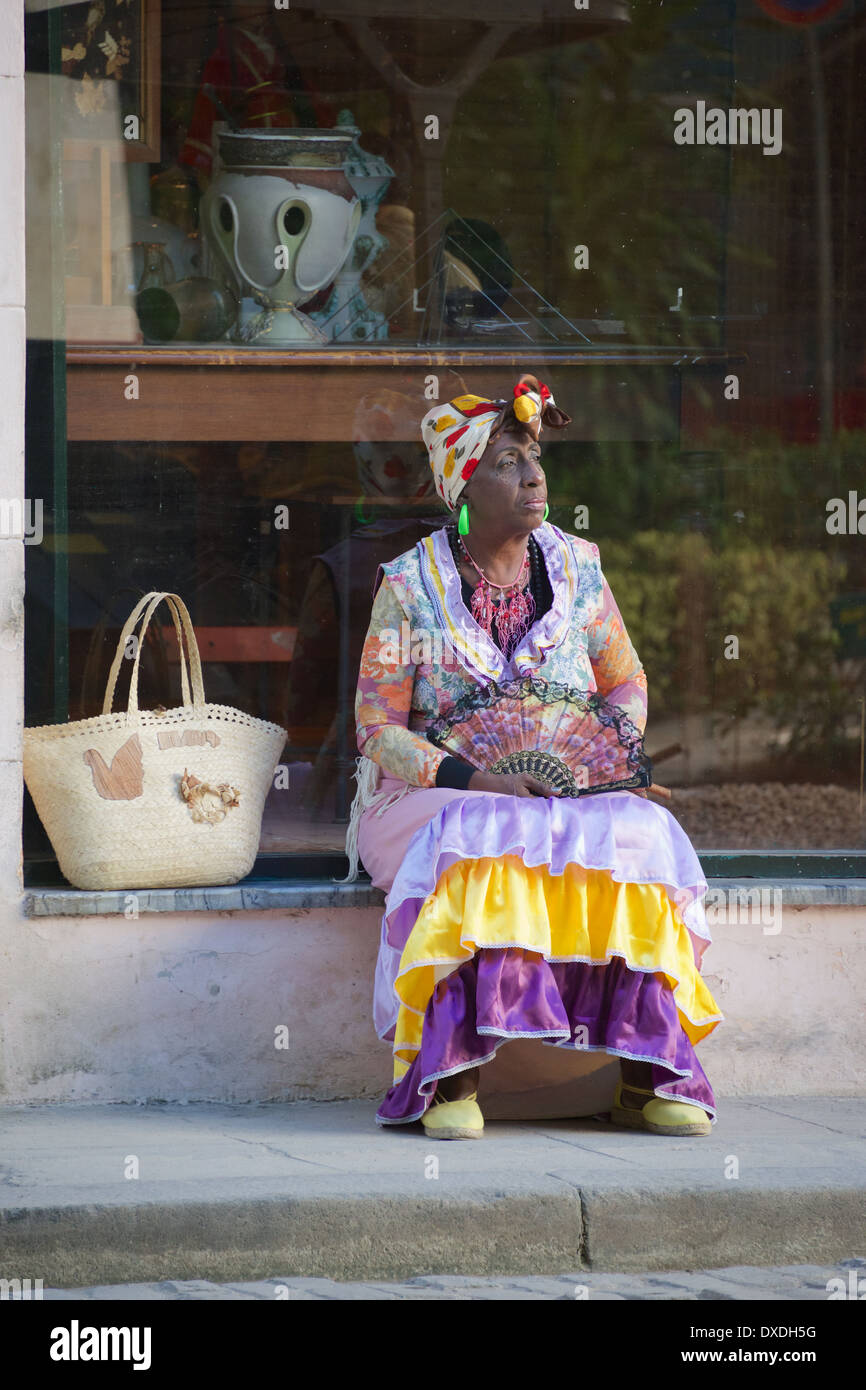 La donna seduta indossando il costume tradizionale Vecchia Havana Cuba Foto Stock