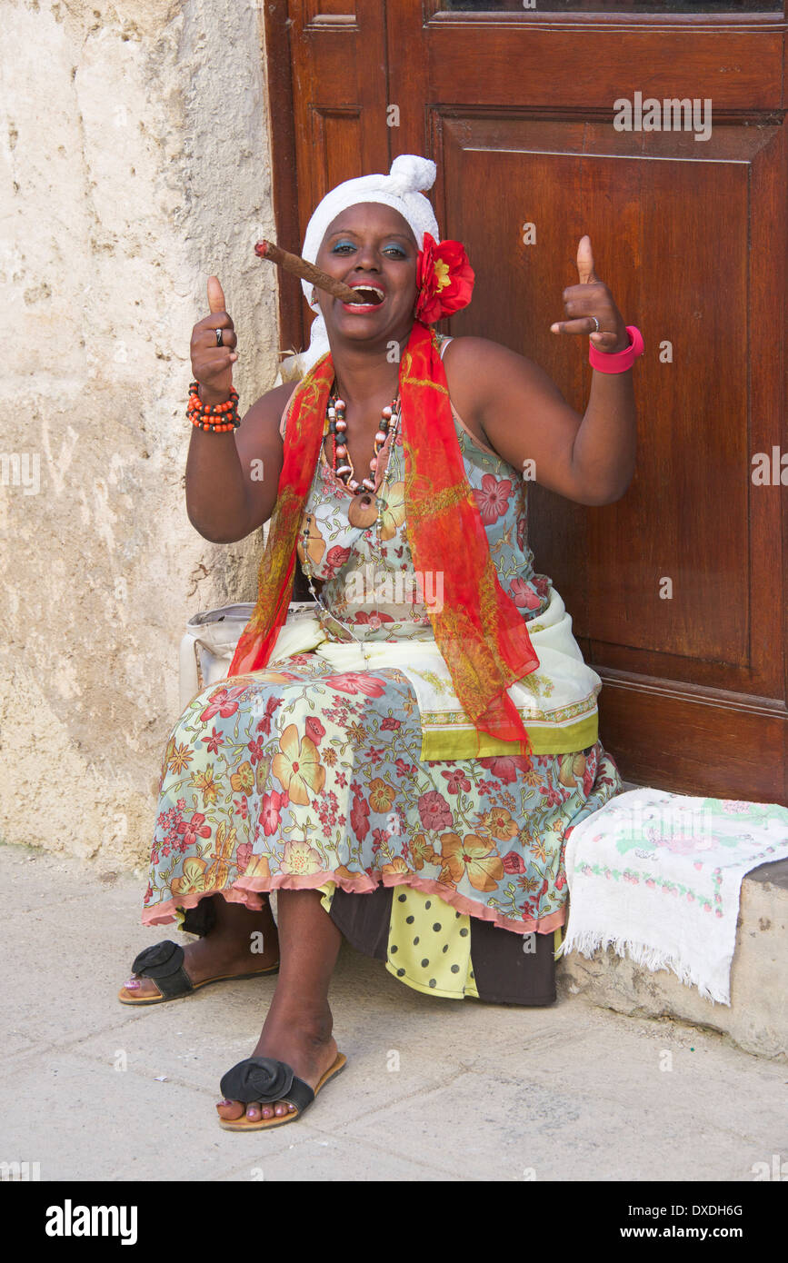 Donna seduta con sigaro Avana Vecchia Cuba Foto Stock
