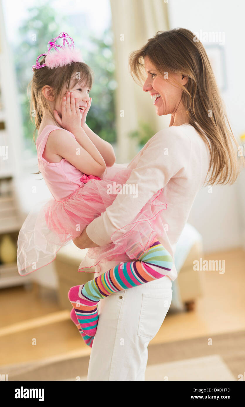 Azienda madre figlia (4-5) indossando tutu Foto Stock