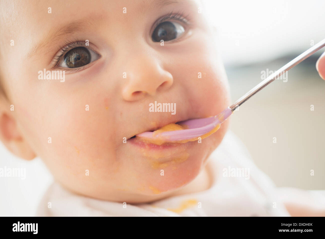 Close-up di baby girl (12-17 mesi) essendo Spoon Fed Foto Stock