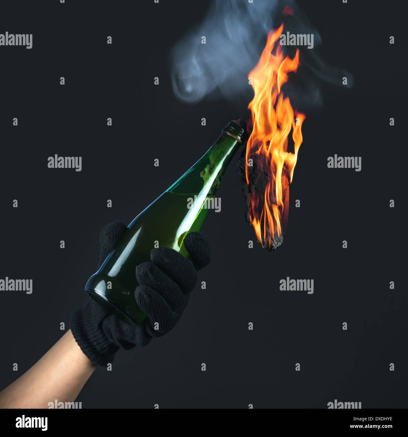 Molotov cocktail in mano attivista Foto Stock