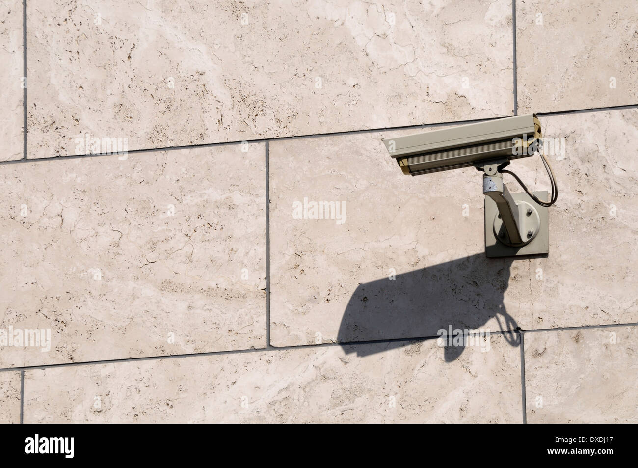 Close-up di sorveglianza telecamera montata sulla parete di pietra, Berlino, Germania Foto Stock