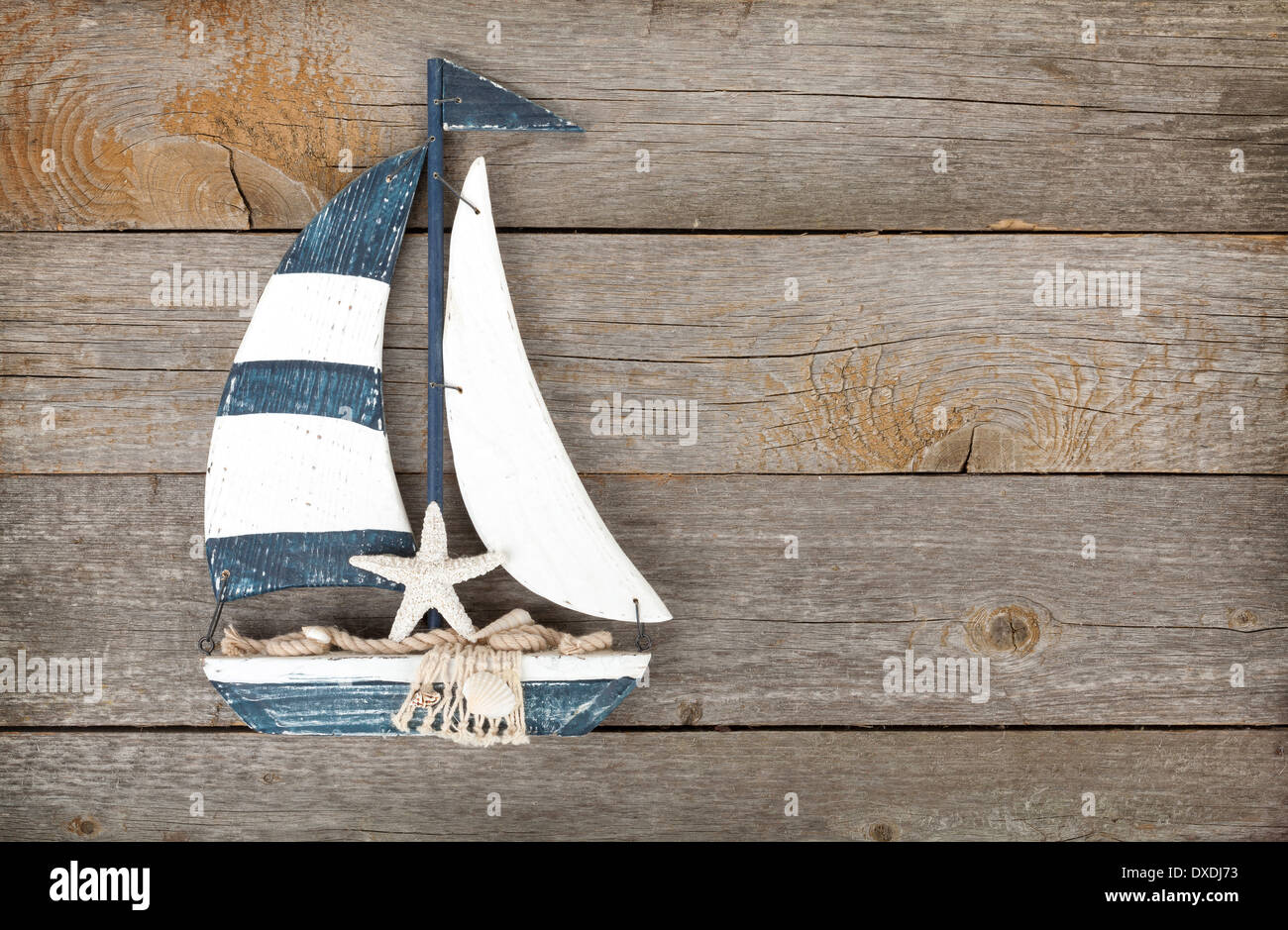 Toy barca a vela su un sfondo di legno con spazio di copia Foto Stock