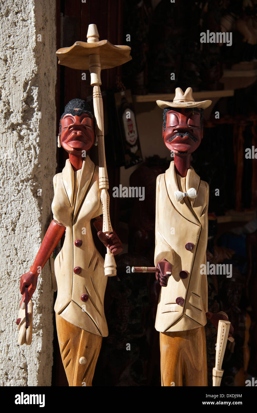 Sculture in legno di uomo e donna Vecchia Havana Cuba Foto Stock