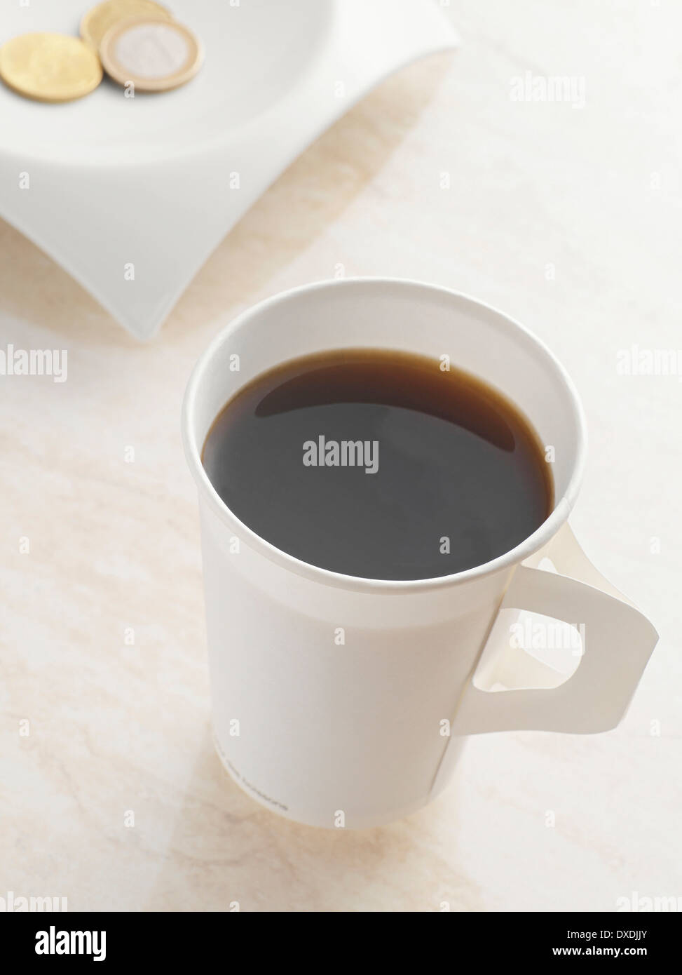 Nero caffè nel bicchiere di carta con maniglia, Studio Shot Foto Stock