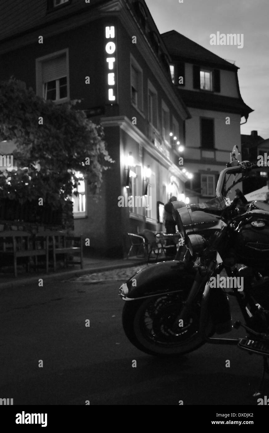 Harley Road King B&W Hotel di Rhinegau Germania Foto Stock